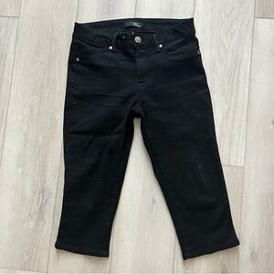 1822 Denim Black Capris